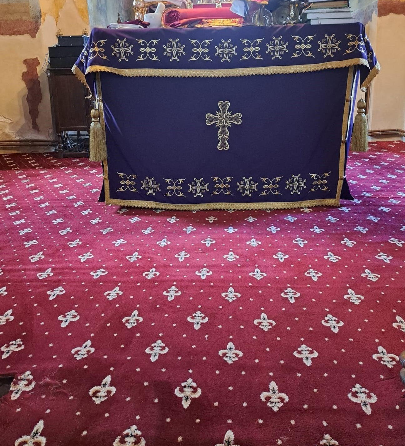 Mocheta Biserica crini 15033, rosu - CovorulPerfect